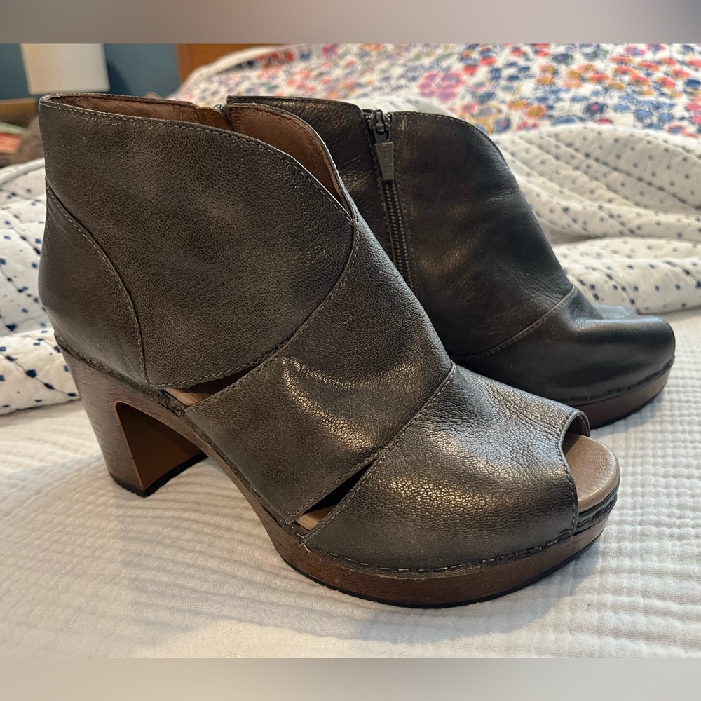 Dansko Delphina Aged Bronze Metallic Peep-Toe Ankle Boots EU39/US8